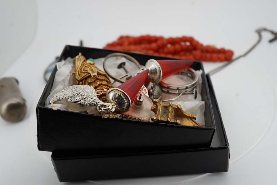 A group of jewels and accessories including a Georgian silver vinaigrette, length 2.2cm, British hallmarks for silver, date letter X for 1795 or 1821; a coral bead necklace, length 39cm; a coral and marcasite ring and pa